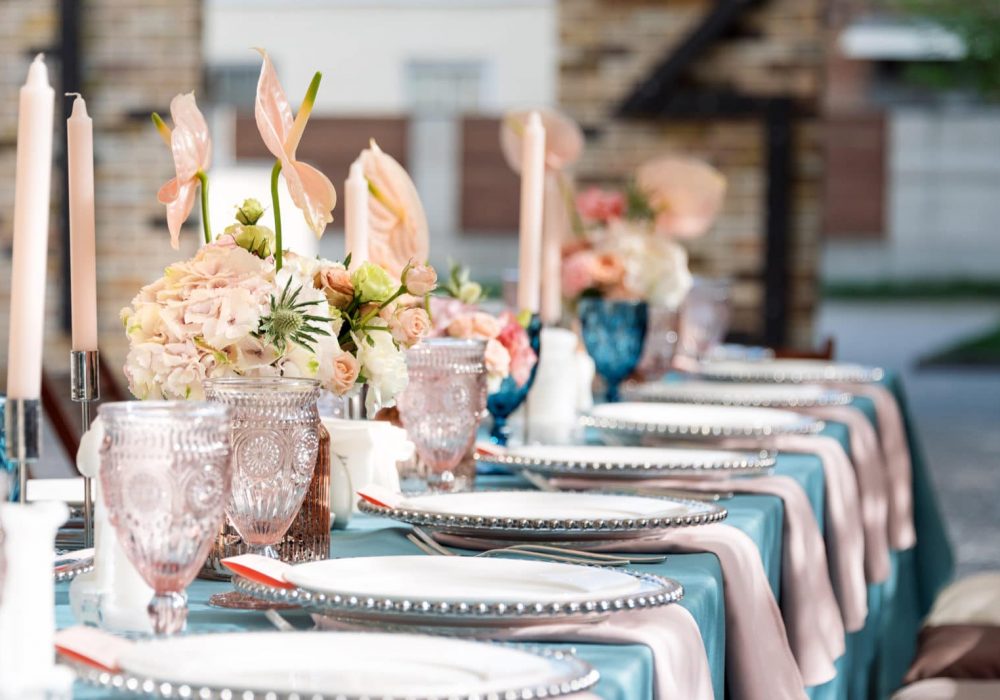 bigstock–186465736 Flower table decorations for holidays and wedding dinner. Table set for holiday, event, party or wedding reception in outdoor restaurant